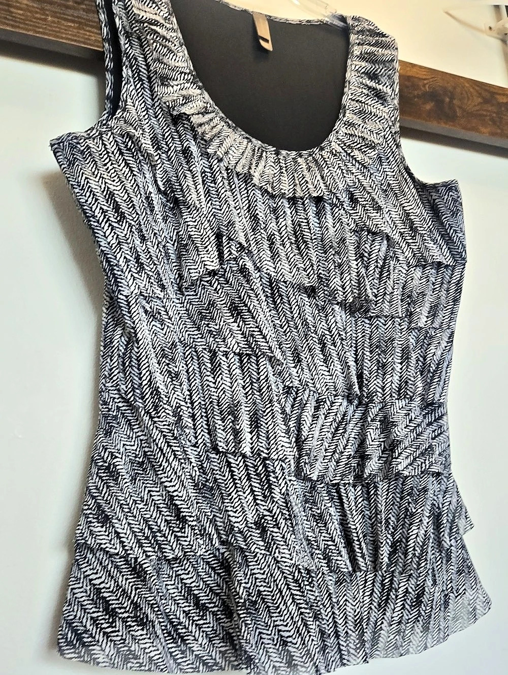 Jones New York Geometric Tank Top in Black & White Large Like New